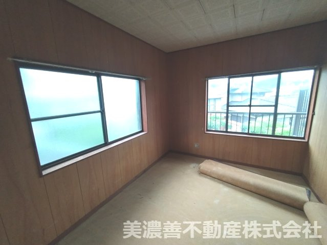 ６７３４１　岐阜市粟野中古戸建の居間・リビング