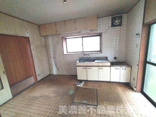 ６７３４１　岐阜市粟野中古戸建のキッチン