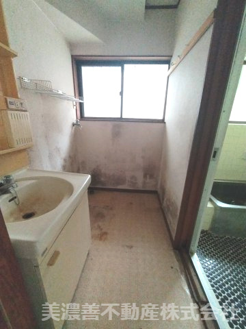 ６７３４１　岐阜市粟野中古戸建の洗面所