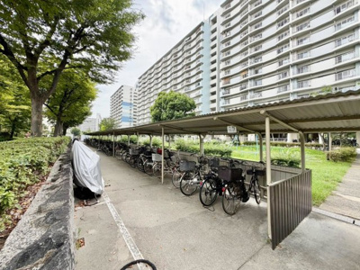 【駐輪場】 | かもめ第１コーポ１２号棟 | 【駐輪場】屋根ございますので、雨で自転車が濡れないのは、嬉しいポイントですね！