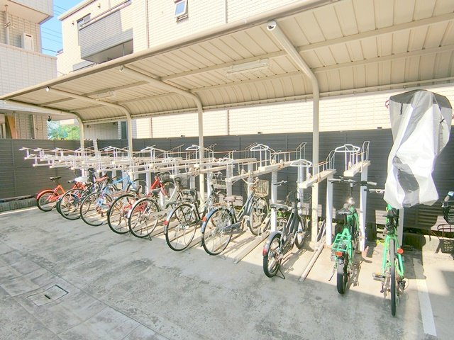 ダイナシティ池上のその他共用部分|屋根付きラック式の駐輪場　空き状況等詳細はお問合せください。