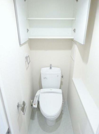 ダイナシティ池上のトイレ|吊戸棚収納と温水洗浄暖房便座付きのトイレ