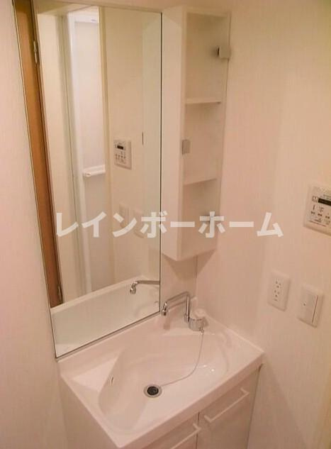 和光市本町のアパートの独立洗面台