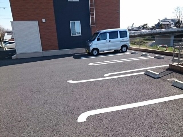 リバレインの駐車場