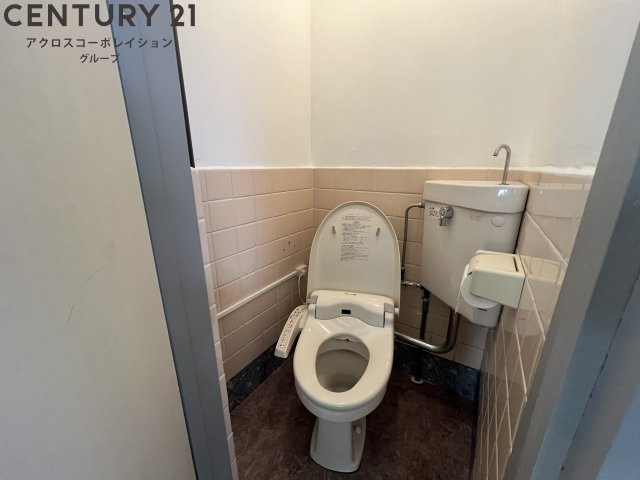 温水洗浄便座付きのトイレです♪