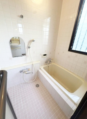 【浴室】 | 西宮市段上町　中古戸建 | 光が差し込む明るいバスルーム。換気ができ、カビ対策にもなりますね