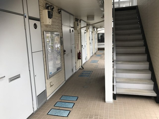 レオパレスフロントコートのその他|共用階段前