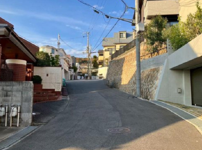 美作町　売土地の前面道路含む現地写真