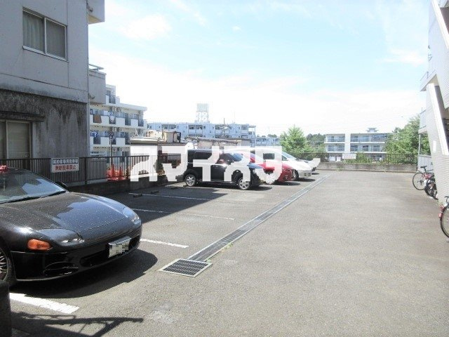 ビレッジコア八王子の駐車場