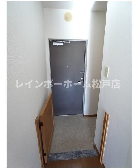 三郷市三郷１丁目の賃貸マンションの玄関