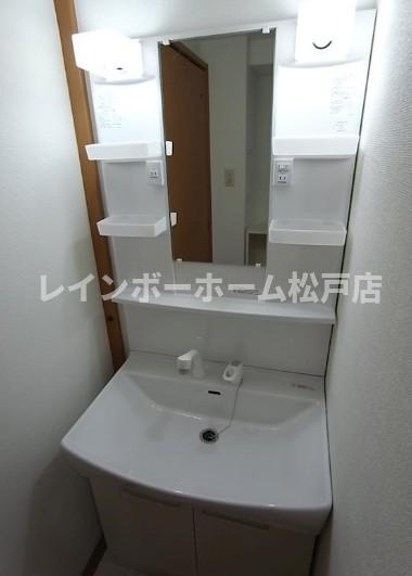 三郷市三郷１丁目の賃貸マンションの洗面所|コンパクトで使いやすい洗面所