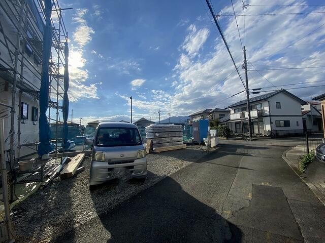 裾野市平松の新築一戸建の駐車場|駐車場は並列３台駐車可能