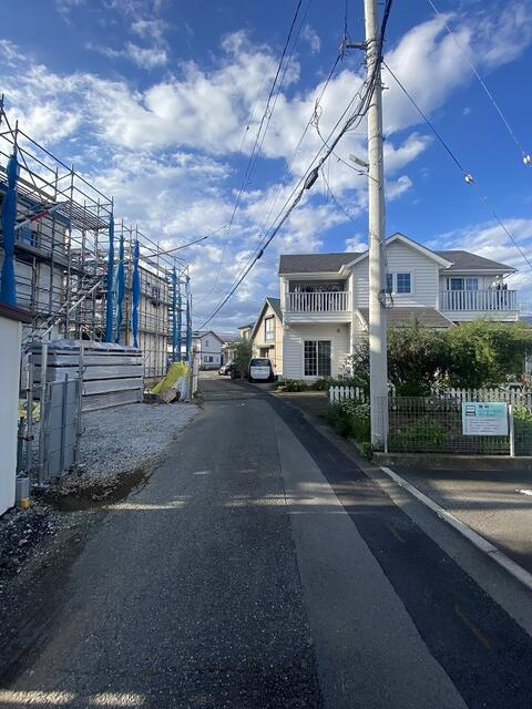 裾野市平松の新築一戸建の前面道路含む現地写真|東側前面道路　幅員４ｍ　車通りは多くない道路です