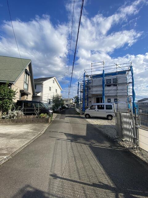 裾野市平松の新築一戸建の前面道路含む現地写真|東側前面道路　幅員４ｍ　車通りは多くない道路です