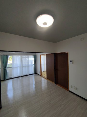 リバーサイドつるぎの居間・リビング|同建物内別部屋の写真です。