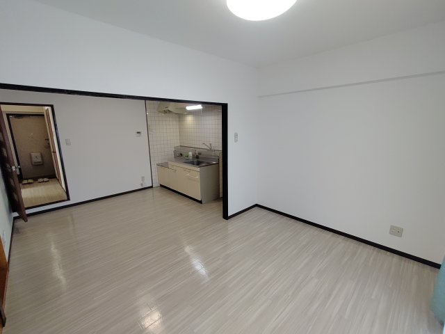 リバーサイドつるぎの居間・リビング|同建物内別部屋の写真です。