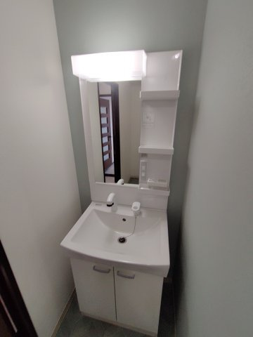 リバーサイドつるぎの洗面所|同建物内別部屋の写真です。