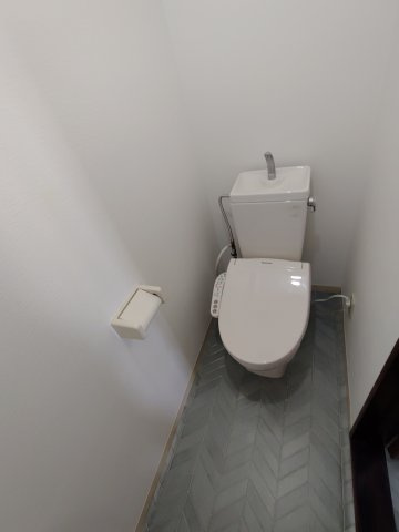 リバーサイドつるぎのトイレ|同建物内別部屋の写真です。