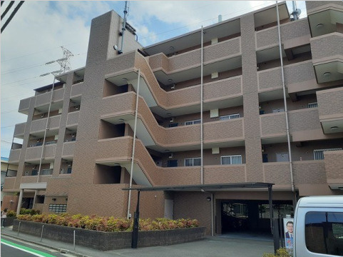 エヴァー高田の駐車場