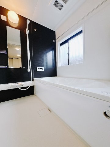 【中古戸建】高崎市上和田町の浴室|■浴室｜デザイン性に優れた浴室♪1日の疲れを癒す、ゆったりとしたバスタイムをぜひお過ごしください(*＾＾*)大きな窓付きで嬉しい♪