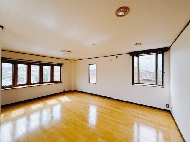 【中古戸建】高崎市上和田町の洋室|■洋室｜ナチュラルカラーの床です。模様替えなどとても楽しく工夫できます♪陽当たり、風通しもとても良いので毎日快適な生活スタートです！子供部屋にも良いですね♪