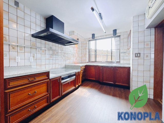 【中古戸建】高崎市上和田町のキッチン|■キッチン｜大きなお鍋や調理用具のも出し入れラクラクな収納がたっぷり！毎日使う場所だからこそ、無理のない姿勢で作業できるのは嬉しいポイントですね(*＾＾*)♪