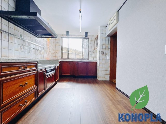 【中古戸建】高崎市上和田町のキッチン|■キッチン｜ワークトップ下には、圧力鍋やパスタ鍋などのかさばる調理器具もラクラク収納可能なスライド収納！ものが溢れがちなキッチン回りもスッキリきれいに管理ができます♪