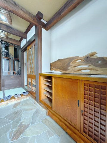 【中古戸建】高崎市上和田町の玄関|■玄関｜「玄関から、我が家を心地よく。自然の風や光を感じられる気持ちのいい玄関へ。」永く居心地のいい暮らしを演出する快適性能と安心を両立させたドアを採用しました！