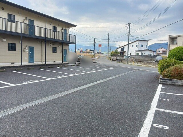 フローラルタウンＢの駐車場