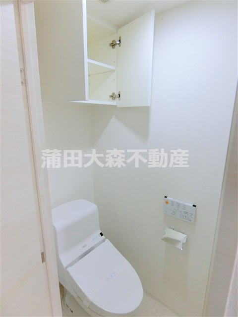 ブライズ蒲田SOUTHのトイレ|吊戸棚収納と温水洗浄便座付きのトイレ