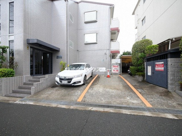 コーポラスムツミの駐車場|駐車場完備です