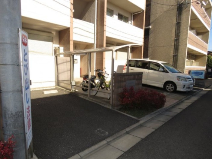 ルネスプリマヴェーラWESTの駐車場