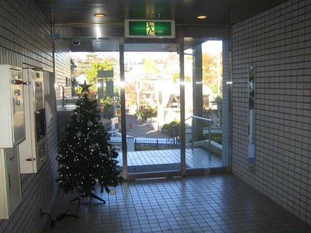 ドミール玉川学園のエントランス