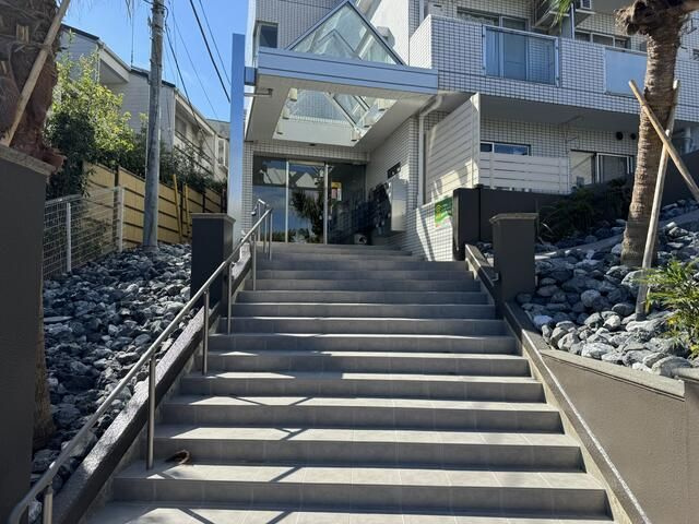 ドミール玉川学園のエントランス