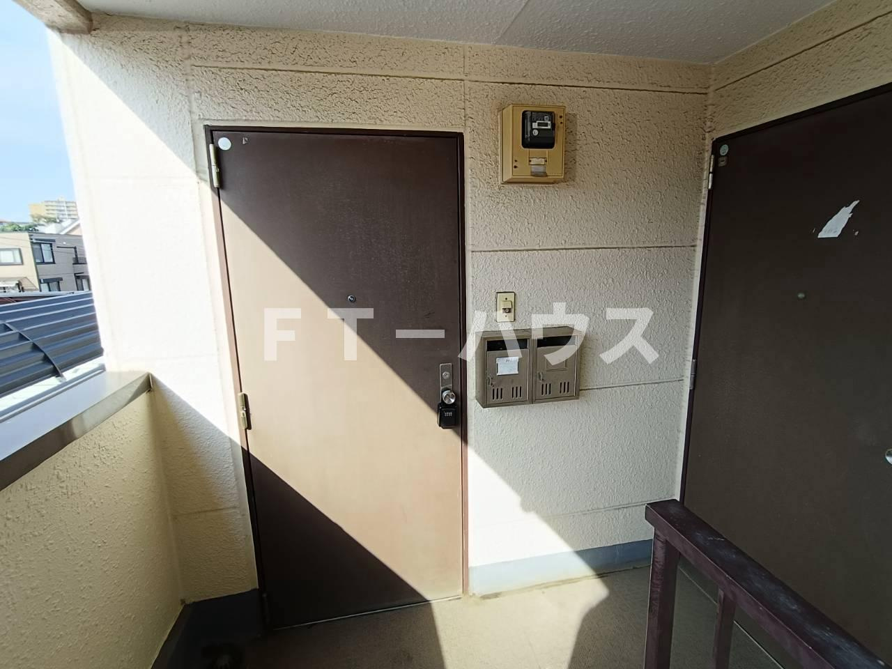 船橋市東中山１丁目のアパートの玄関