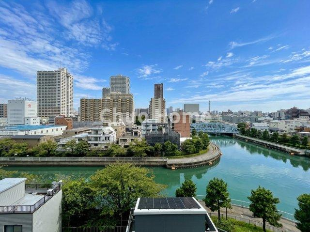シャリエ清澄白河の展望|手を伸ばせば、ふれることが出来そうな環境が、そのままインテリアになったような印象です。その豊かな眺望にふさわしい空間には、通風・採光にも優れ、心地よい光と風があふれています