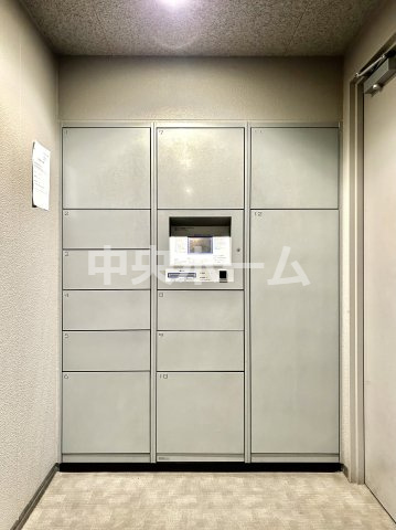 シャリエ清澄白河の設備|【宅配ボックス】在宅時・不在時に関わらず、居住者の代わりに非対面で宅配物を受け取ってくれる便利な設備です。わかりやすくご説明致しますので見学時にはお部屋だけではなく共用部分もぜひチェックしてください。
