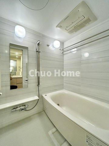 シャリエ清澄白河の浴室|【バスルーム】暖房換気乾燥機付きシステムバスルーム。暖房・冷風・換気・乾燥など、毎日を快適に過ごせるうれしい機能が揃っています。雨の日の洗濯物も安心です。