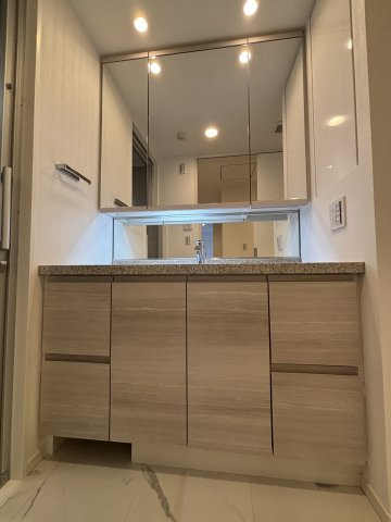 収納豊富な洗面化粧台