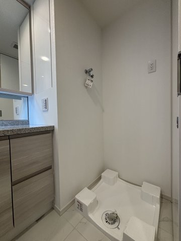 室内洗濯機置場、大型のドラム式洗濯機も楽々置けます