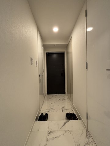 広めの玄関には大型のシューズインクローゼットを配置。玄関横には0.6帖の納戸もあります。