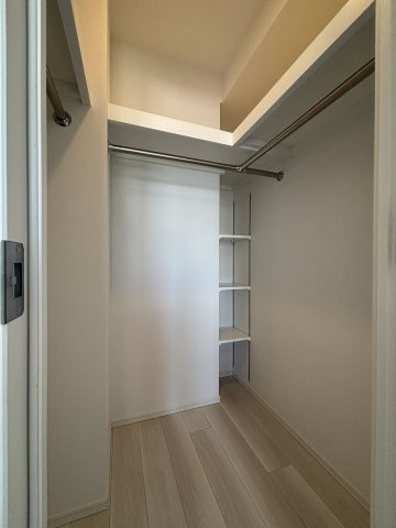 主寝室に設置された大型のウォークインクローゼット