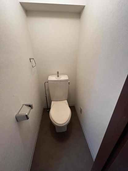メゾンドプランタンのトイレ|落ち着いた色調のトイレです