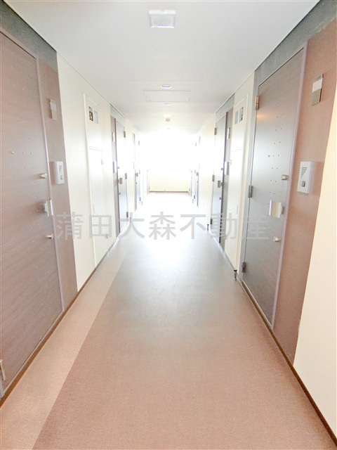 ハーモニーレジデンス羽田WESTウエストのその他共用部分|共用内廊下　東向きと西向きのお部屋ございます。