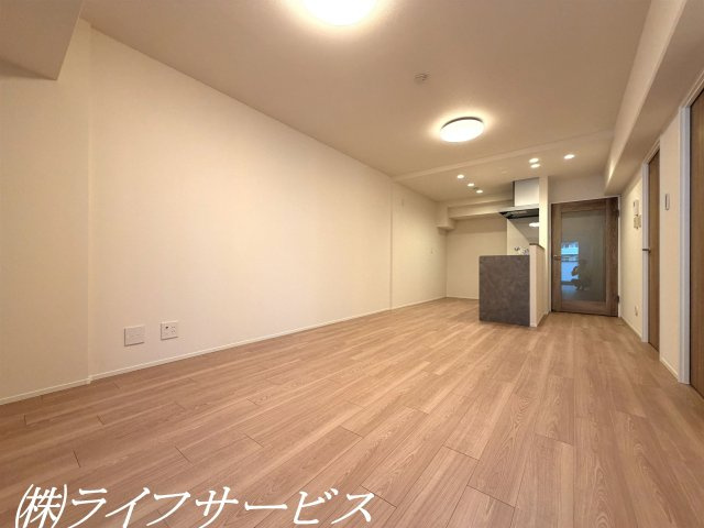 【居間・リビング】 | エバーグリーン淀川４号館 | リビングルーム12.6帖／リフォーム済につき即入居可！
