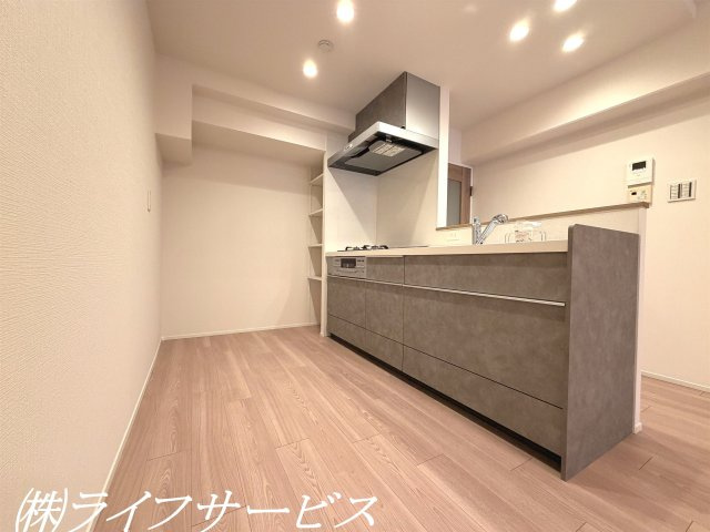 【キッチン】 | エバーグリーン淀川４号館 | システムキッチン／３口ガスコンロ、浄水器付のオープンキッチン！横には便利な収納棚新設！