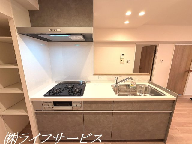 【キッチン】 | エバーグリーン淀川４号館 | システムキッチン／３口ガスコンロ、浄水器付のオープンキッチン！横には便利な収納棚新設！