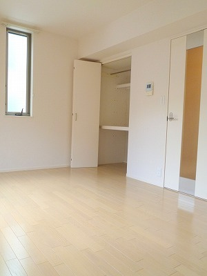 パープルヒルの洋室|最上階角部屋２面採光の明るい洋室７．６帖