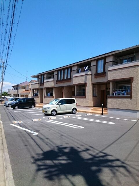 スリーハーモニーの駐車場