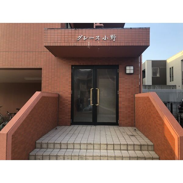 春日井市松河戸町４丁目の賃貸マンションのエントランス
